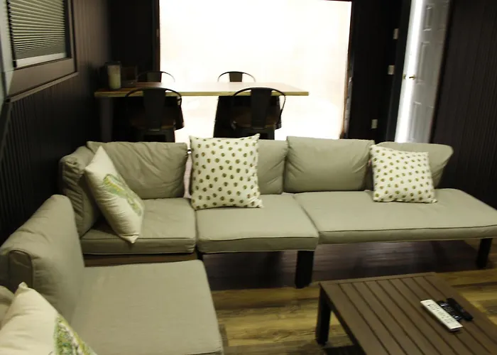 Park Side Basement 2 Bedroom Suite